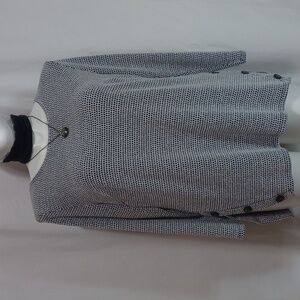 I.N. STUDIO WOMENS TOP SIZE 1X IN A BEAUTIFUL BLACK AND WHITE